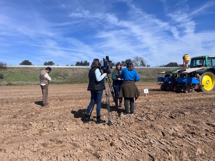 GO TRANSJARA difunde su proyecto en Canal Extremadura durante la jornada de plantación