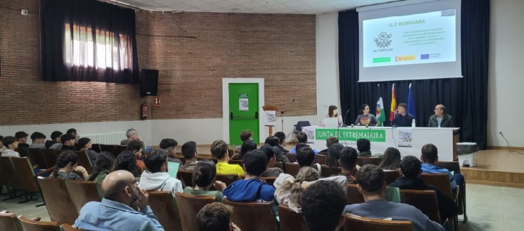 Jornada en el CFMR de Navalmoral de la Mata sobre técnicas de recolección y proceso de destilación