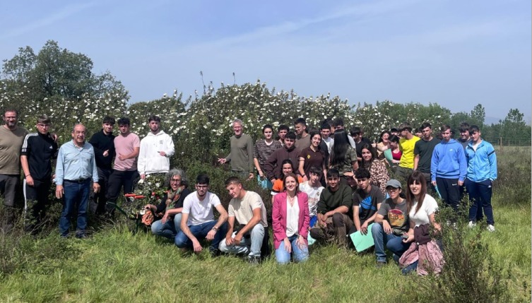 Jornada en el CFMR de Navalmoral de la Mata sobre técnicas de recolección y proceso de destilación