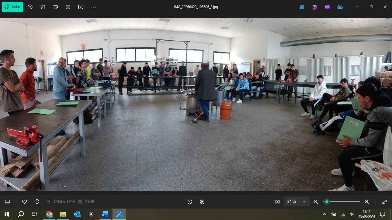 Jornada en el CFMR de Navalmoral de la Mata sobre técnicas de recolección y proceso de destilación