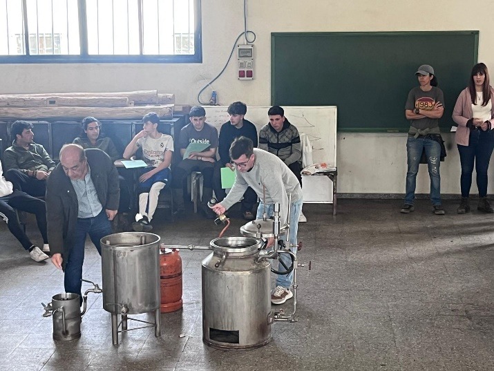 Jornada en el CFMR de Navalmoral de la Mata sobre técnicas de recolección y proceso de destilación