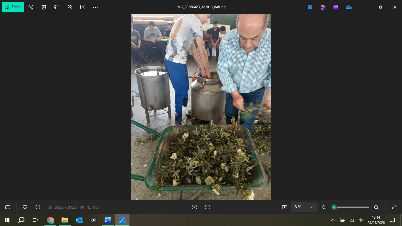 Jornada en el CFMR de Navalmoral de la Mata sobre técnicas de recolección y proceso de destilación